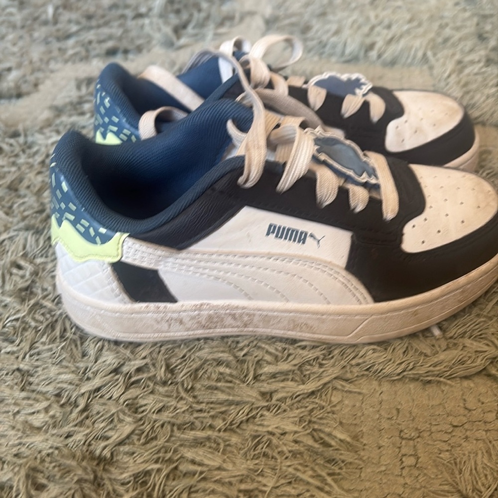 Kids puma sneakers